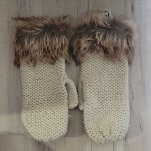14th & Union Faux Fur Trim Mittens